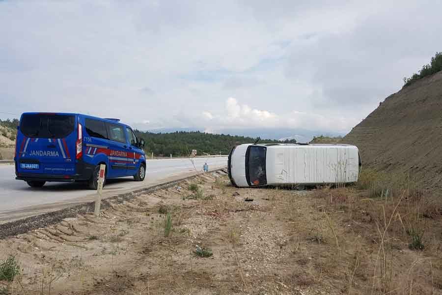 Burdur'da işçi servisi devrildi, 9 kişi yaralandı