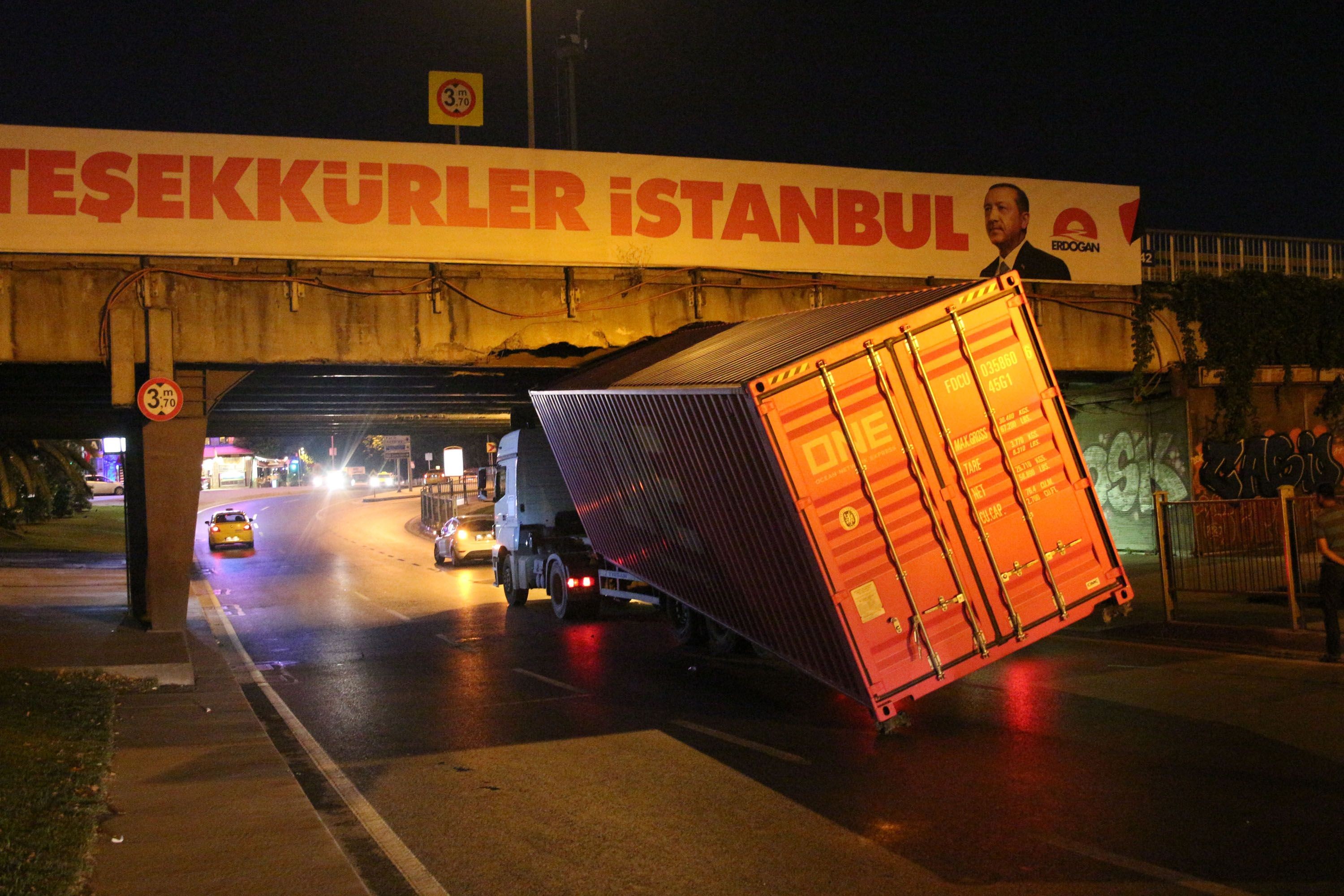 Unkapanı Köprüsü'ne sıkışan TIR'ın dorsesi yan yattı 