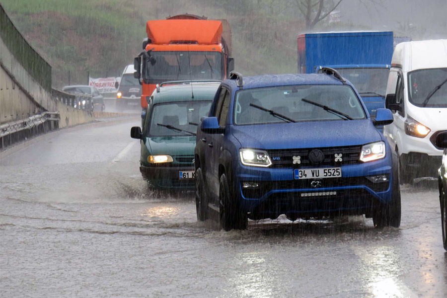 İstanbul’da yağış trafiği olumsuz etkiledi