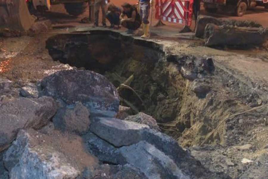 Aksaray'da çöken yol tamir edildi, yol trafiğe açıldı