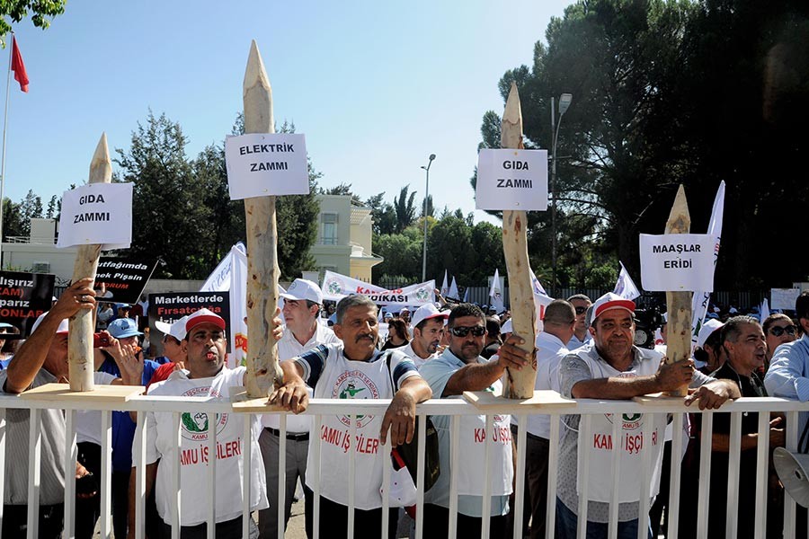 Ellerinde kazıklarla Meclis önünde zamları protesto ettiler