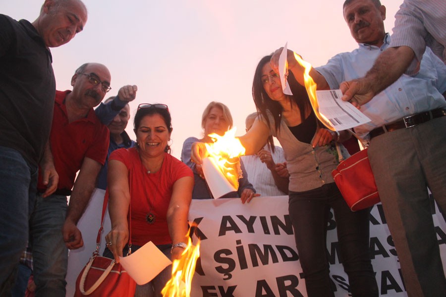 Maaş bordrolarını yakan emekçiler, ücretlerine zam istedi