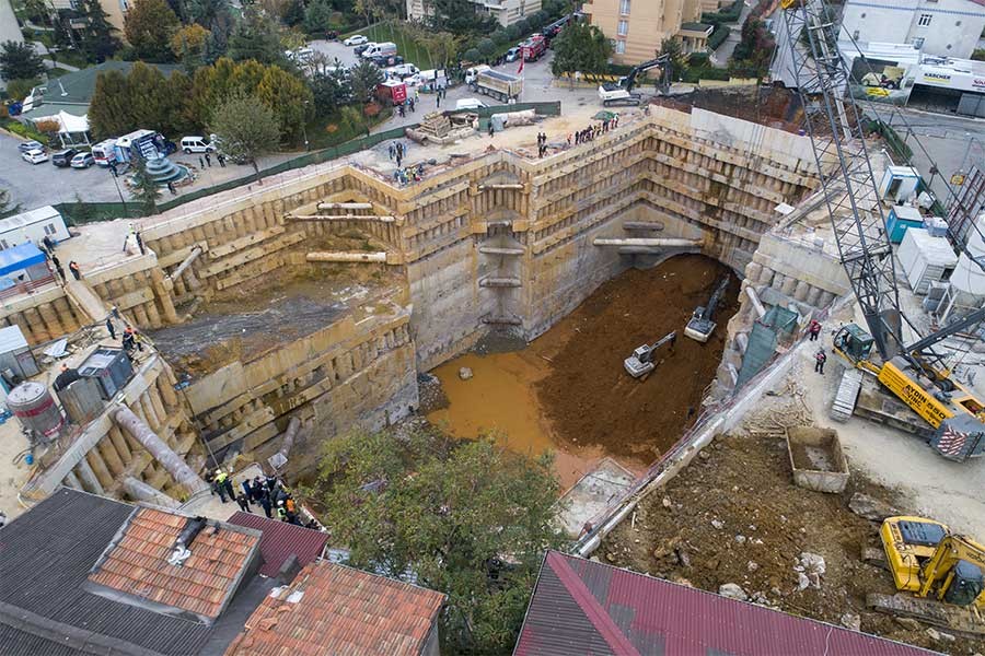 Ümraniye'de yaşanan göçükte 2 kişinin cesedine ulaşıldı