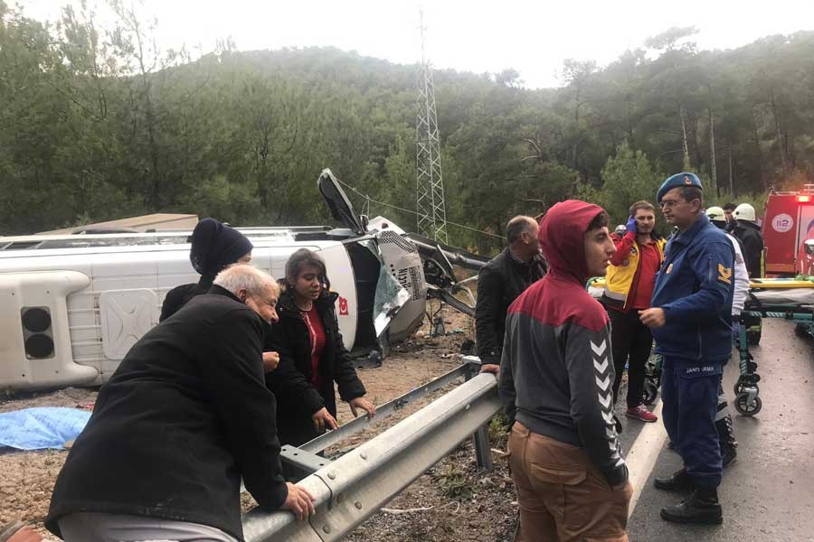 Antalya'da mülteci işçileri taşıyan minibüs devrildi: 1 ölü 26 yaralı