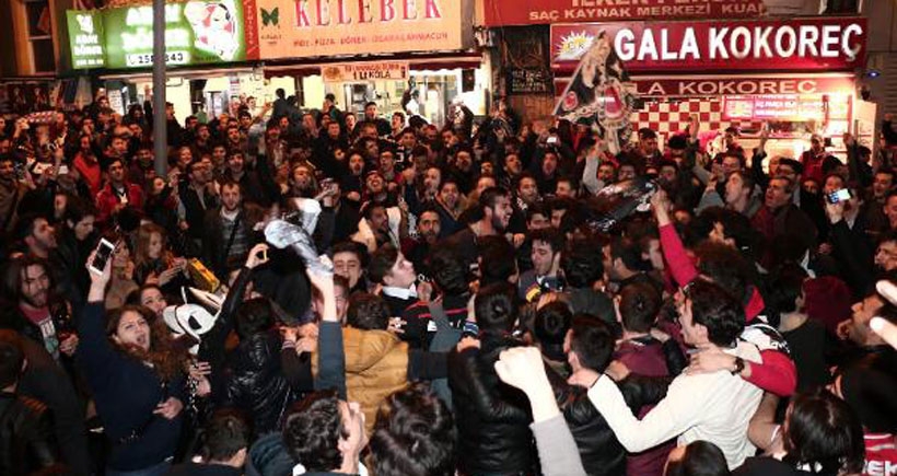 Beşiktaş taraftarı sokaklara döküldü