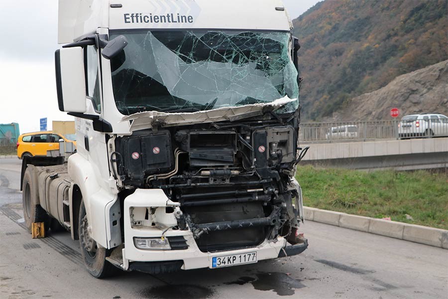 Trabzon'da belediye otobüsüyle TIR çarpıştı: 9 yaralı