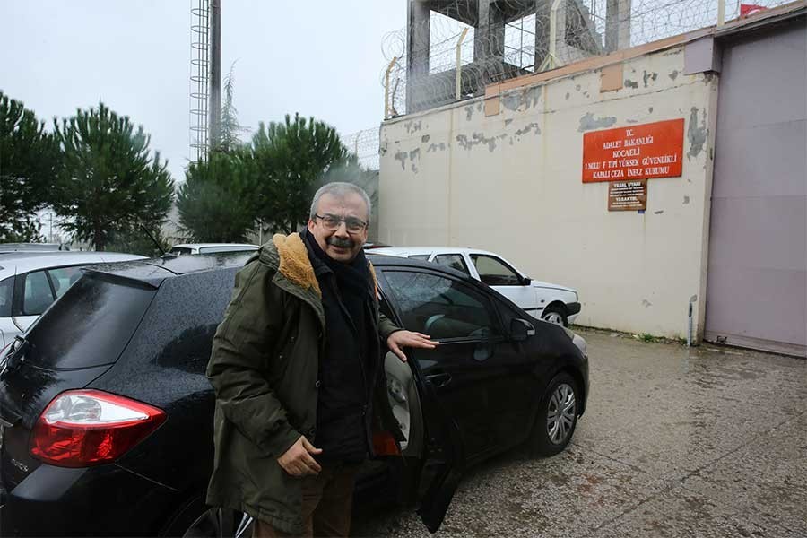 Sırrı Süreyya Önder went to Kandıra jail to  serve his sentence