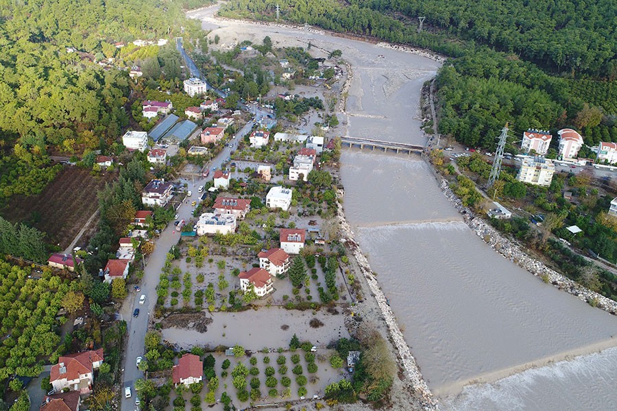 Antalya ve Didim'de ev ve iş yerini su bastı, araçlar sürüklendi