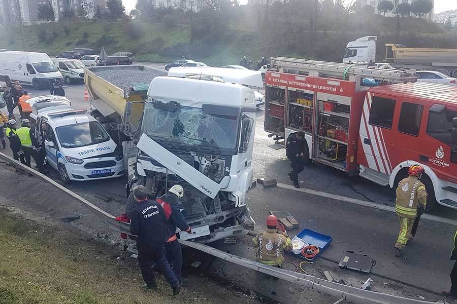 TEM'de hafriyat kamyonu polis aracına çarptı: 1 polis yaşamını yitirdi