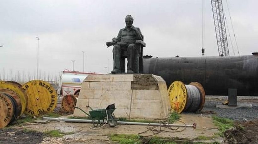 Yaşar Kemal heykeli moloz yığınları arasında