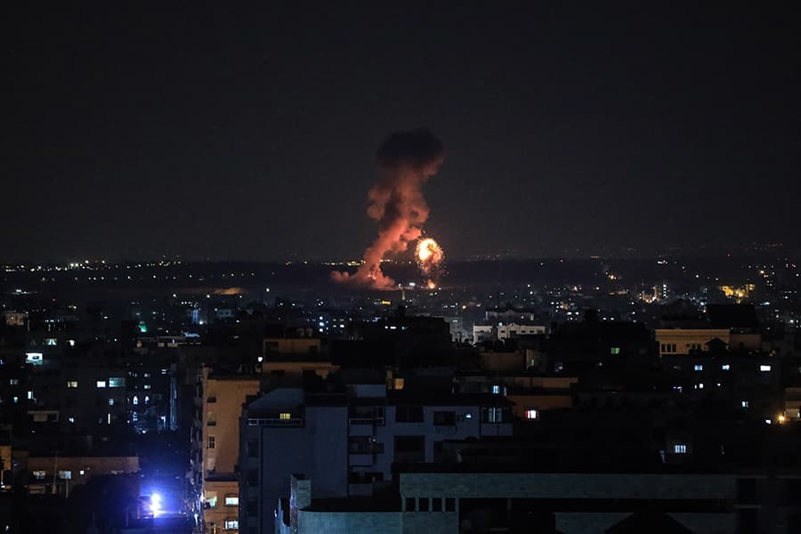 İsrail savaş uçakları ve topçuları Gazze Şeridi'nin orta ve kuzey kesimlerini bombaladı