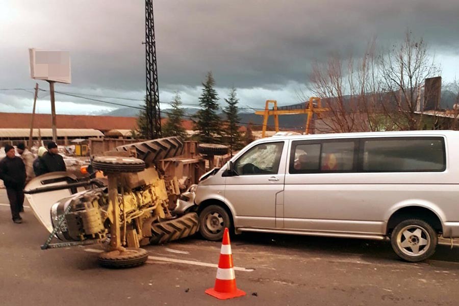 Minibüs, mevsimlik işçileri taşıyan traktöre çarptı: 14 yaralı