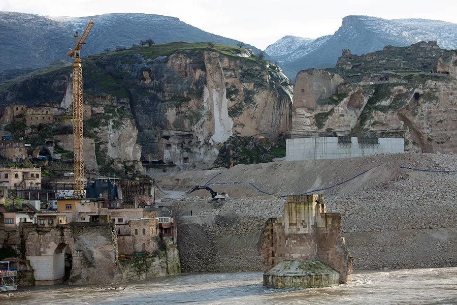 Hasankeyf'te tarihi kale duvarları betonla kaplanıyor