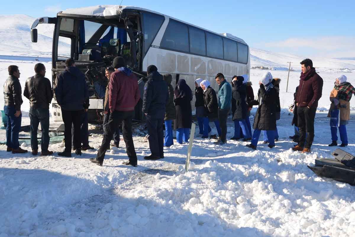 İşçi servisi, buzlanma nedeniyle kayan TIR'a çarptı: 5 yaralı