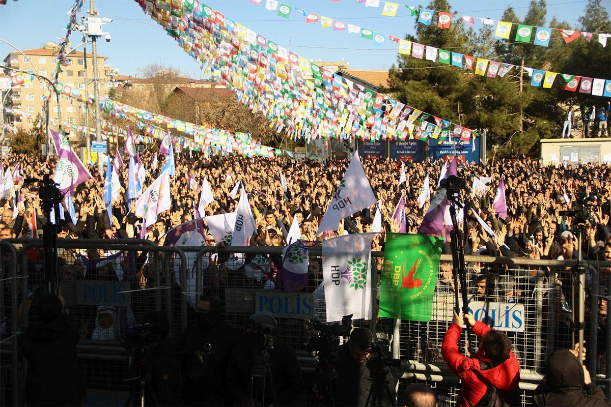 Diyarbakır’da Leyla Güven için binler bir araya geldi