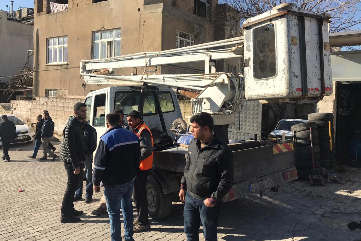 Trafo arızasını onaran DEDAŞ işçisi akıma kapıldı, durumu ağır