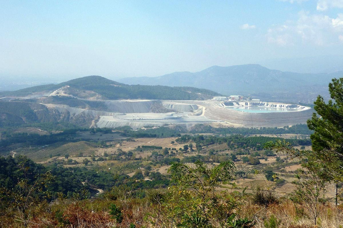 Maden kapandı, çukuru zehir saçmaya devam edecek