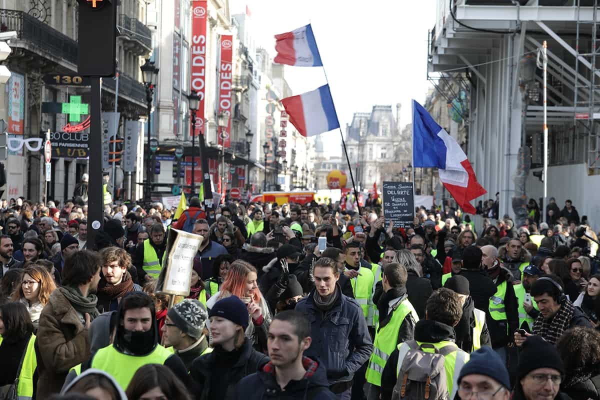 Macron oyalıyor, Fransız emekçi ve öğrenciler yeniden sokağa çıkıyor