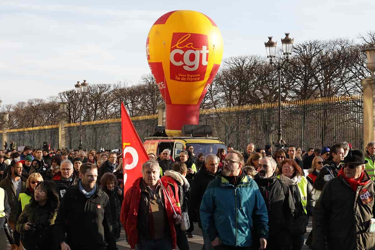 Fransa'da sarı yelekliler ile kırmızı yelekliler el ele