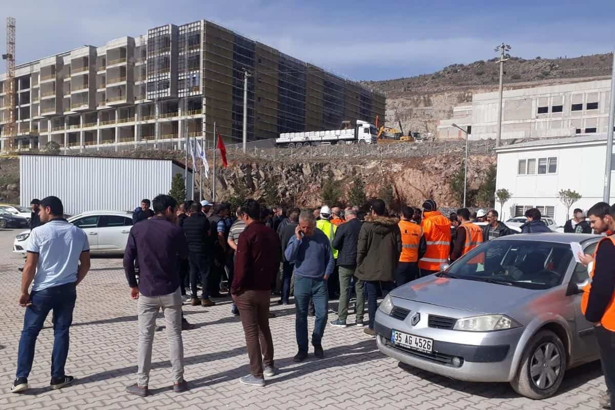 Bayraklı'daki şehir hastanesi inşaatında polis, işçilere saldırdı