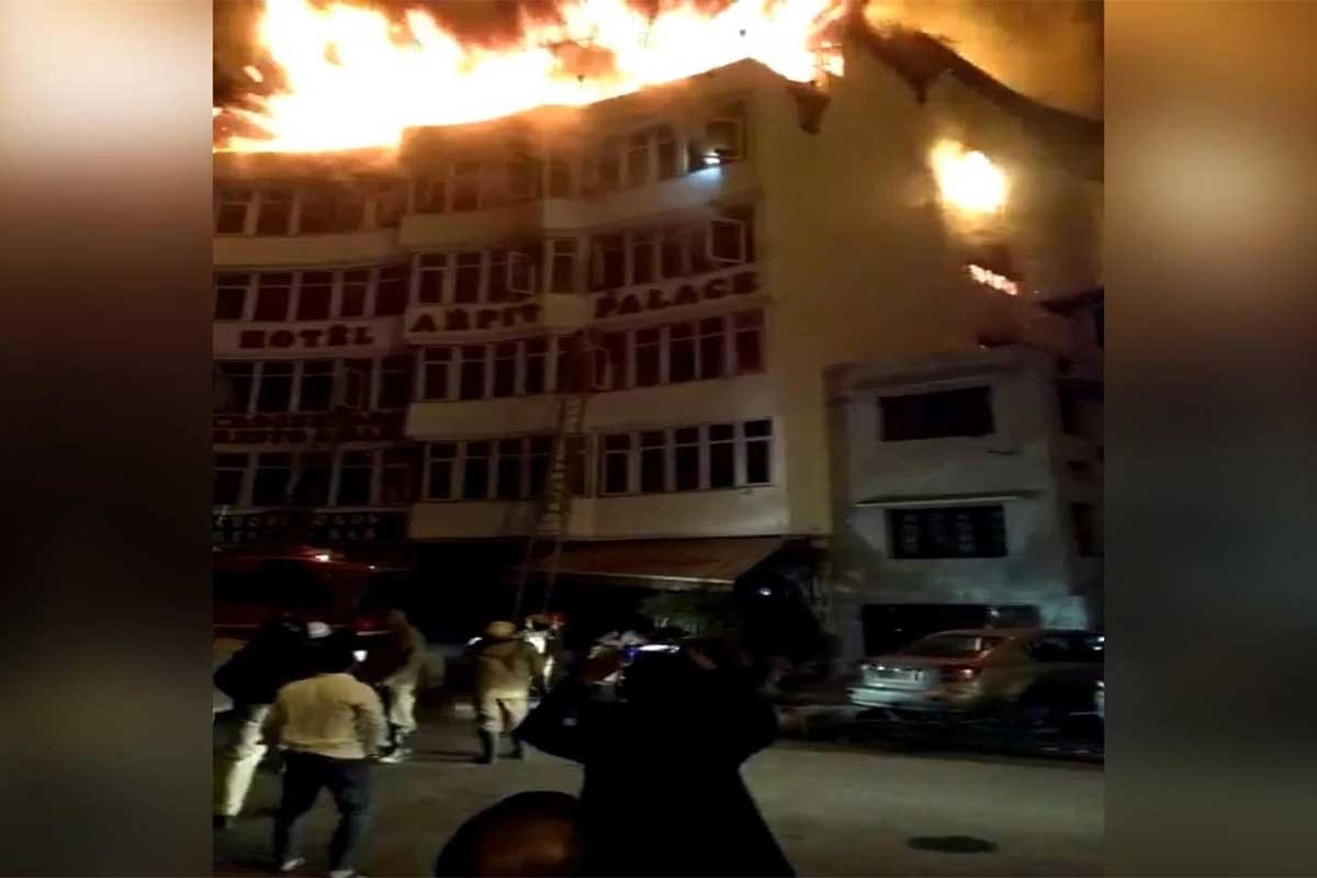 Hindistan'da otel yangını: 17 ölü