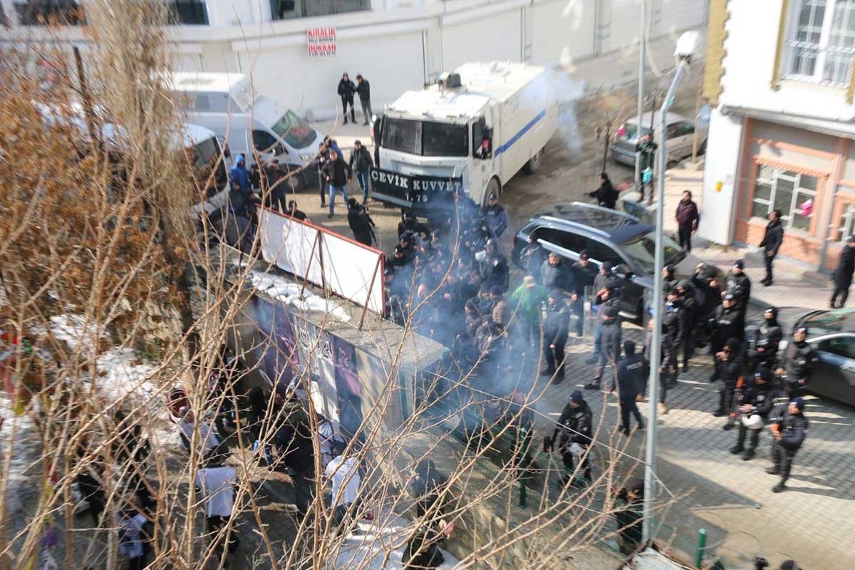 Van’da Leyla Güven yürüyüşüne saldırı: 2 yaralı