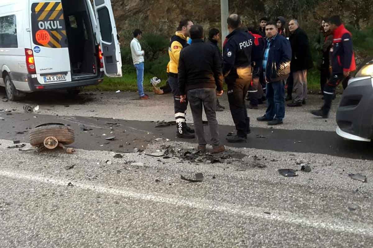 Bodrum'da otomobil ile öğrenci servisi çarpıştı: 13 yaralı