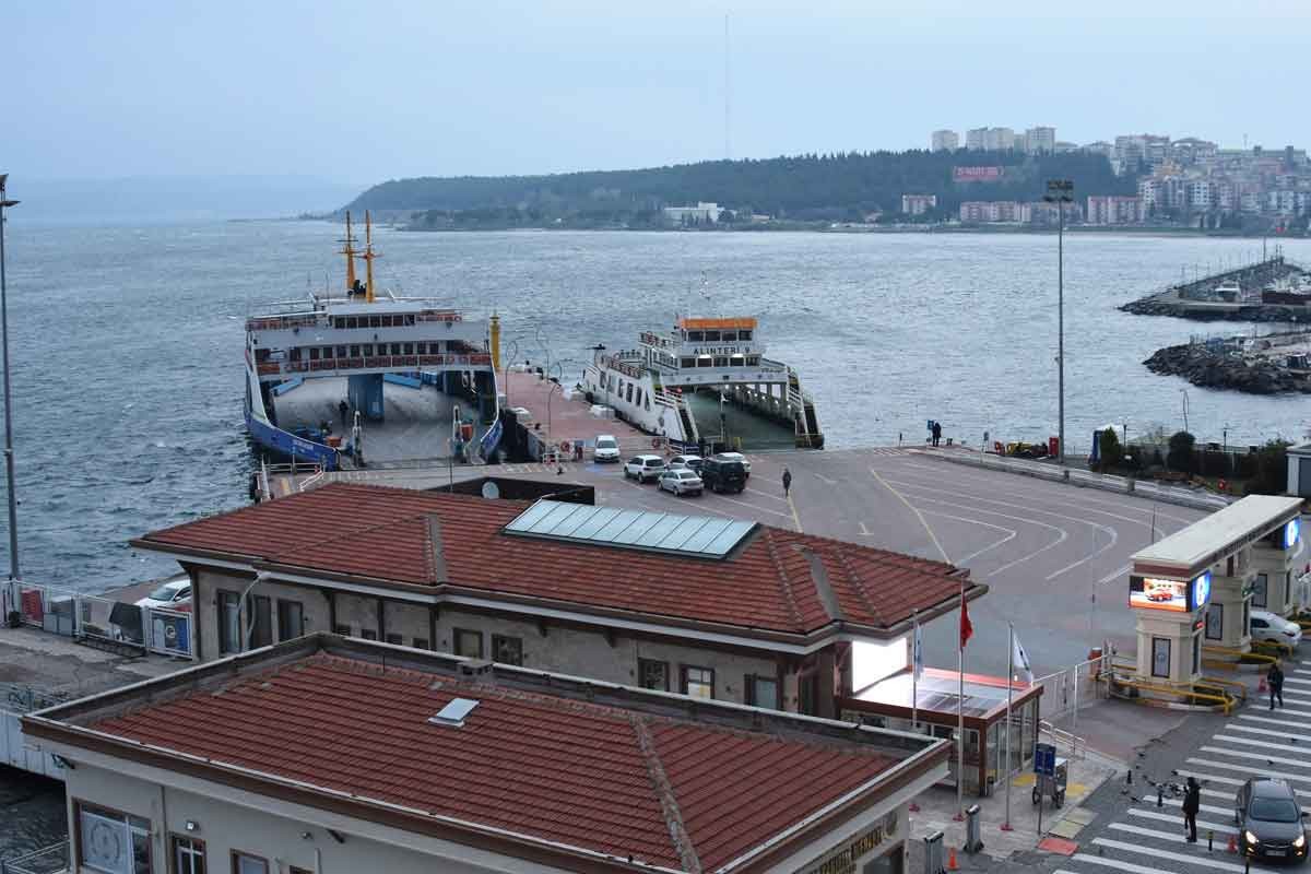 Gökçeada feribot seferlerinden 4'ü fırtına nedeniyle iptal edildi