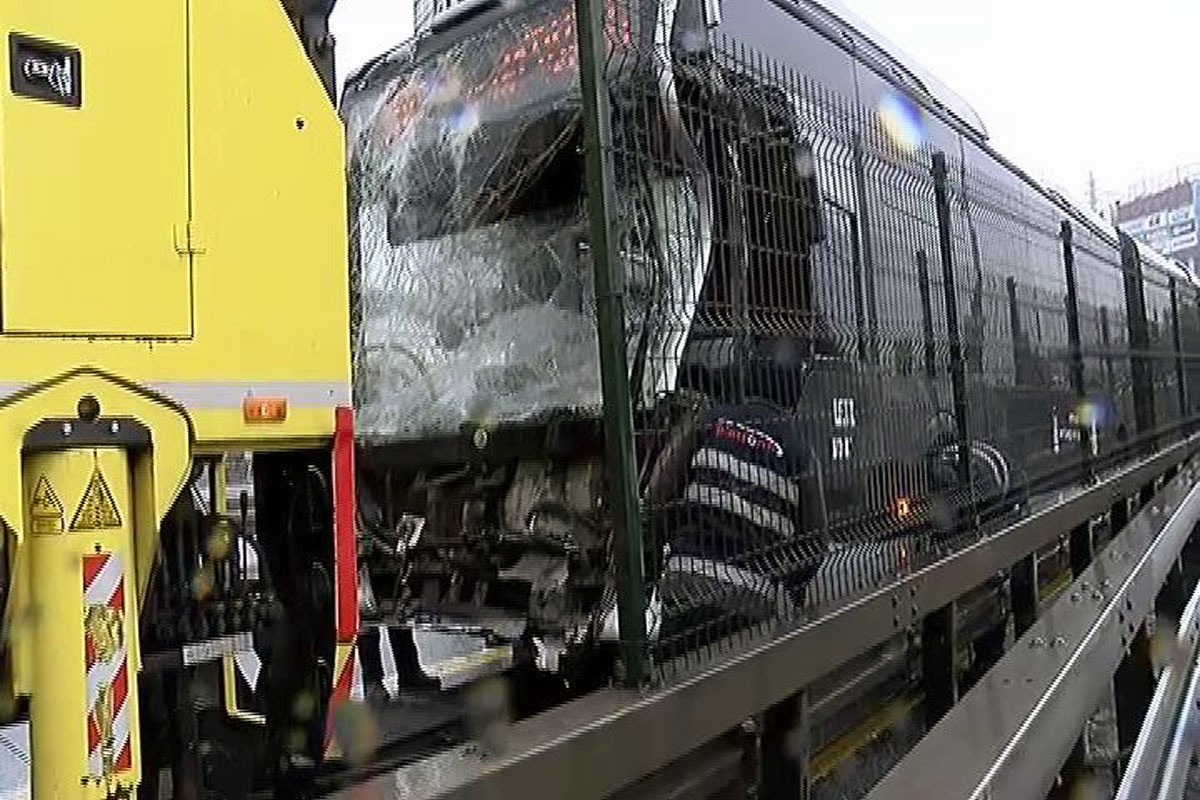 Haramidere'de metrobüs kazası: Bazı yolcular hafif yaralandı