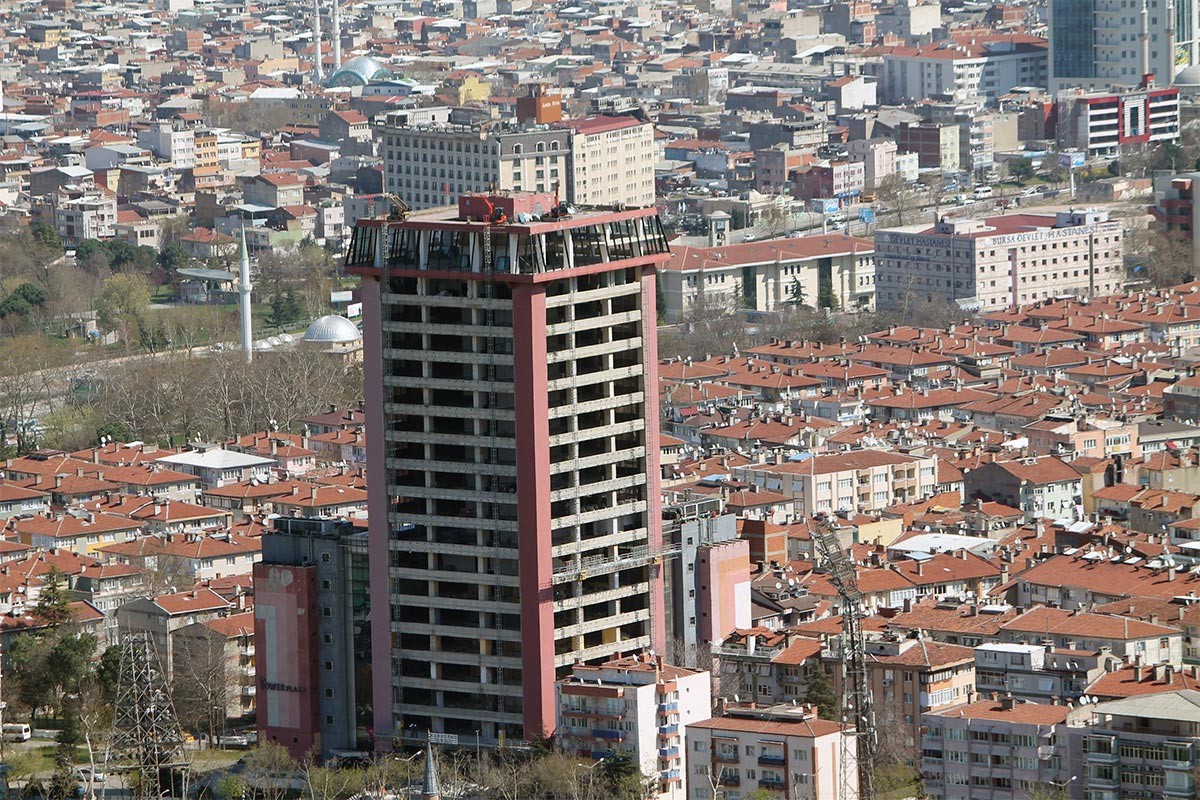 20 yıllık ‘çürük plaza’ yıkılıyor