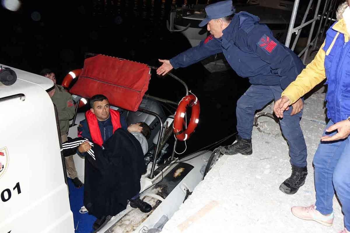 Çanakkale'de mültecileri taşıyan tekne battı: 4 ölü