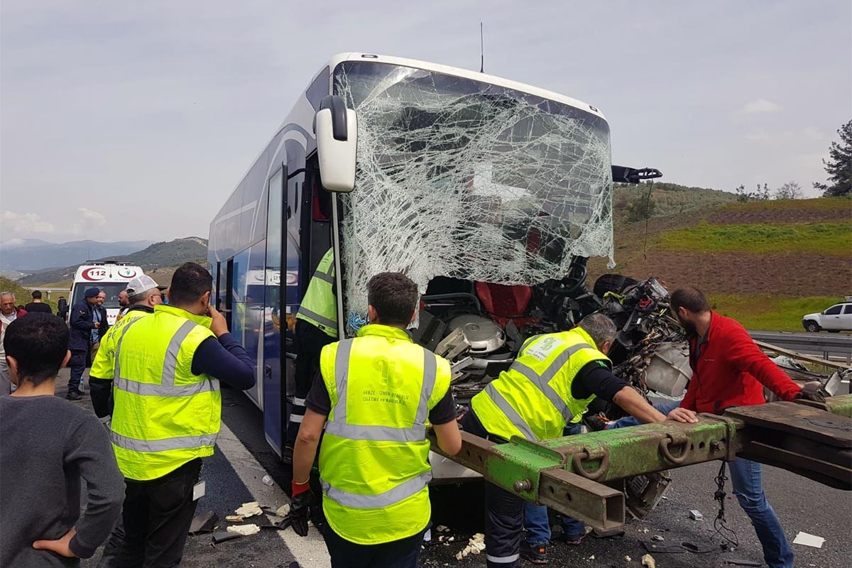 Bursa'da yolcu otobüsü TIR'a çarptı: 2 kişi hayatını kaybetti