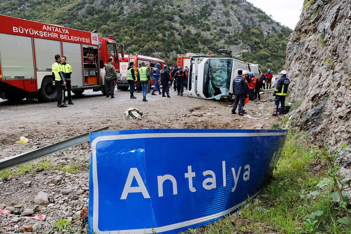 Antalya'da sporcuları taşıyan midibüs devrildi: 3 ölü, 17 yaralı