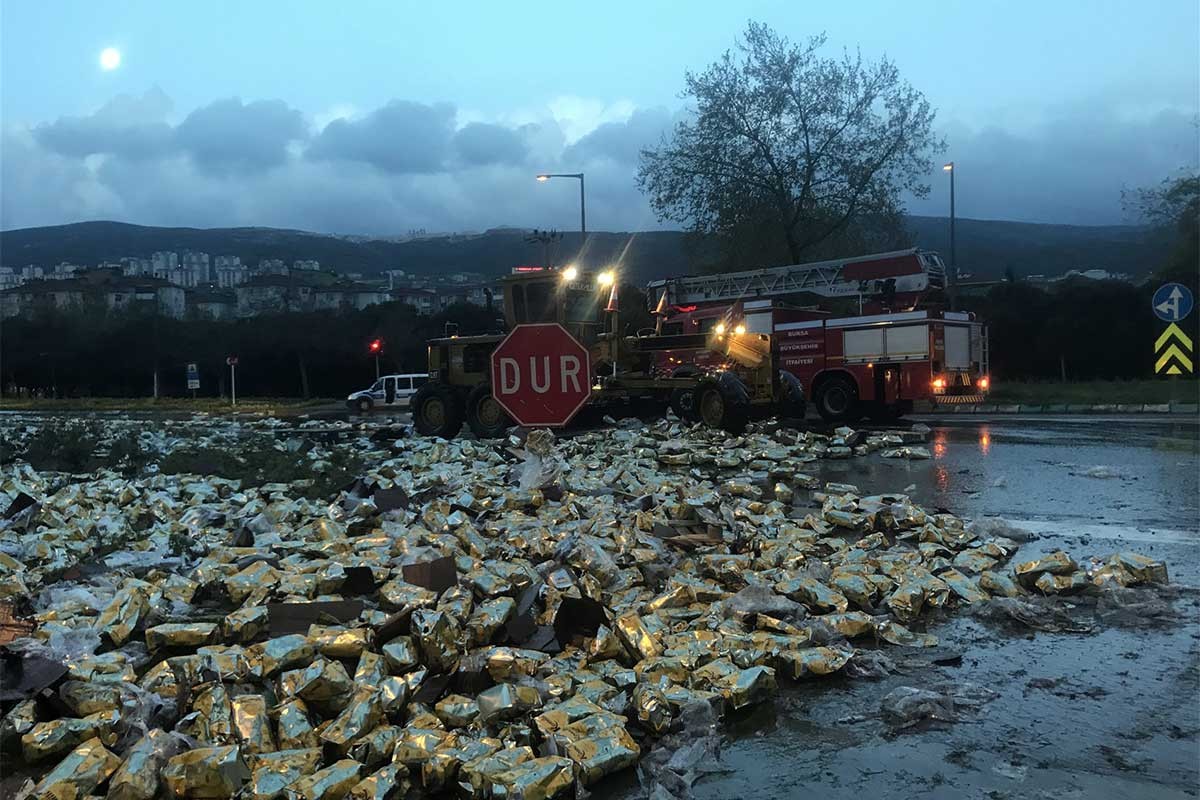 Bursa'da devrilen tırdaki zeytinyağı tenekeleri yola saçıldı