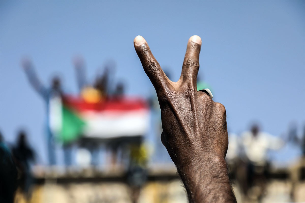 Sudan’da halk hareketi cuntanın üç üyesini istifa ettirdi