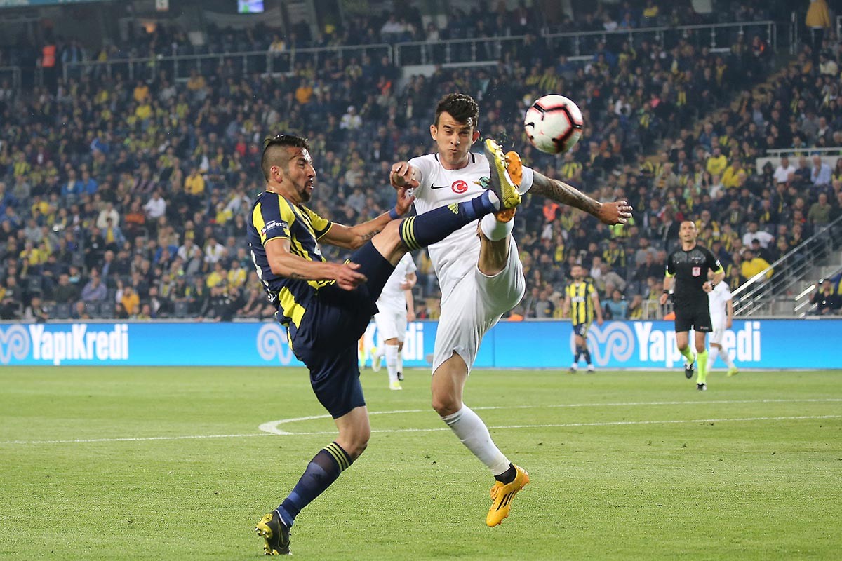 Fenerbahçe'ye 2-1 yenilen Akhisarspor, küme düşen ilk takım oldu