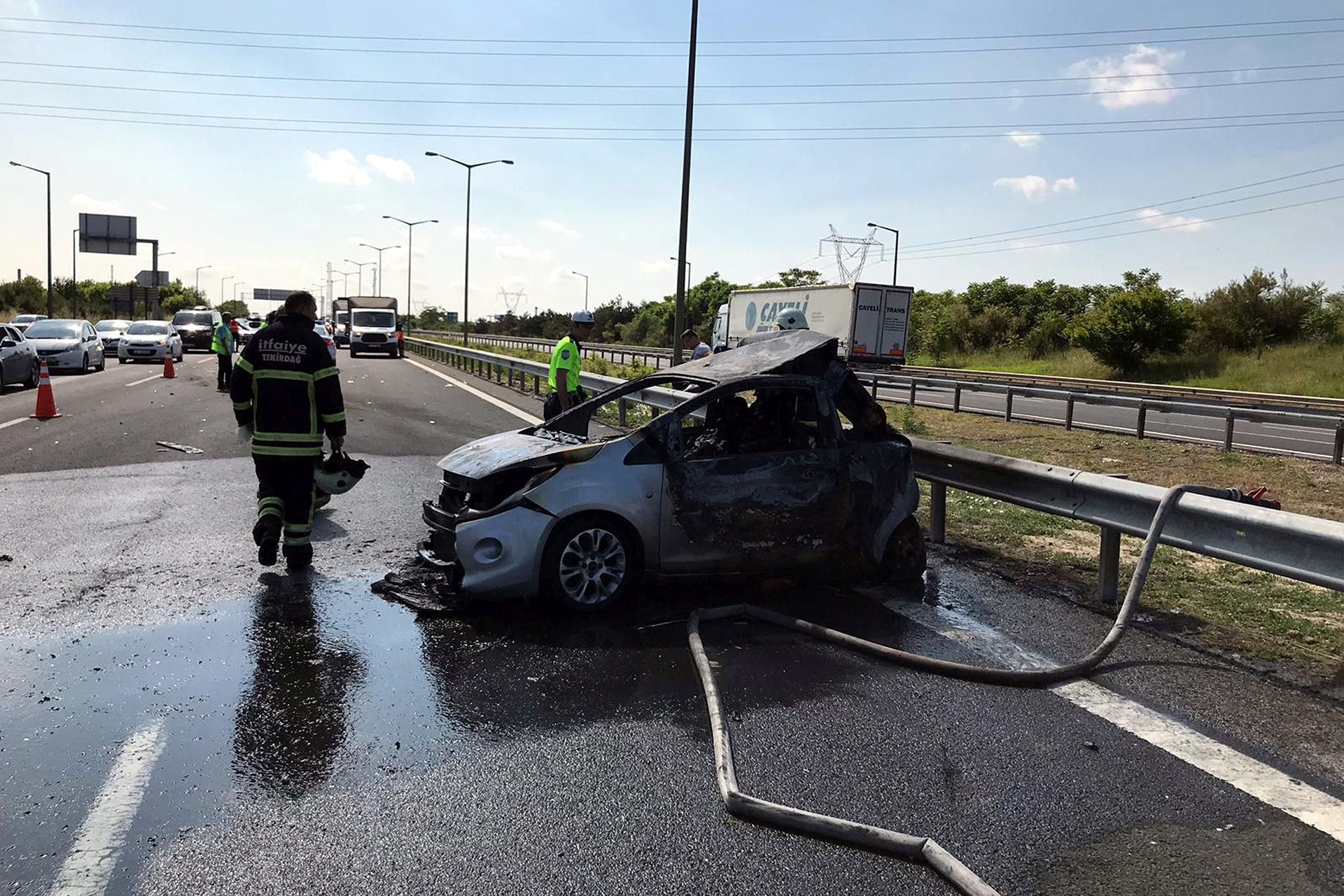 Çorlu'da tır ile çarpışan otomobil yandı: 5 kişi hayatını kaybetti