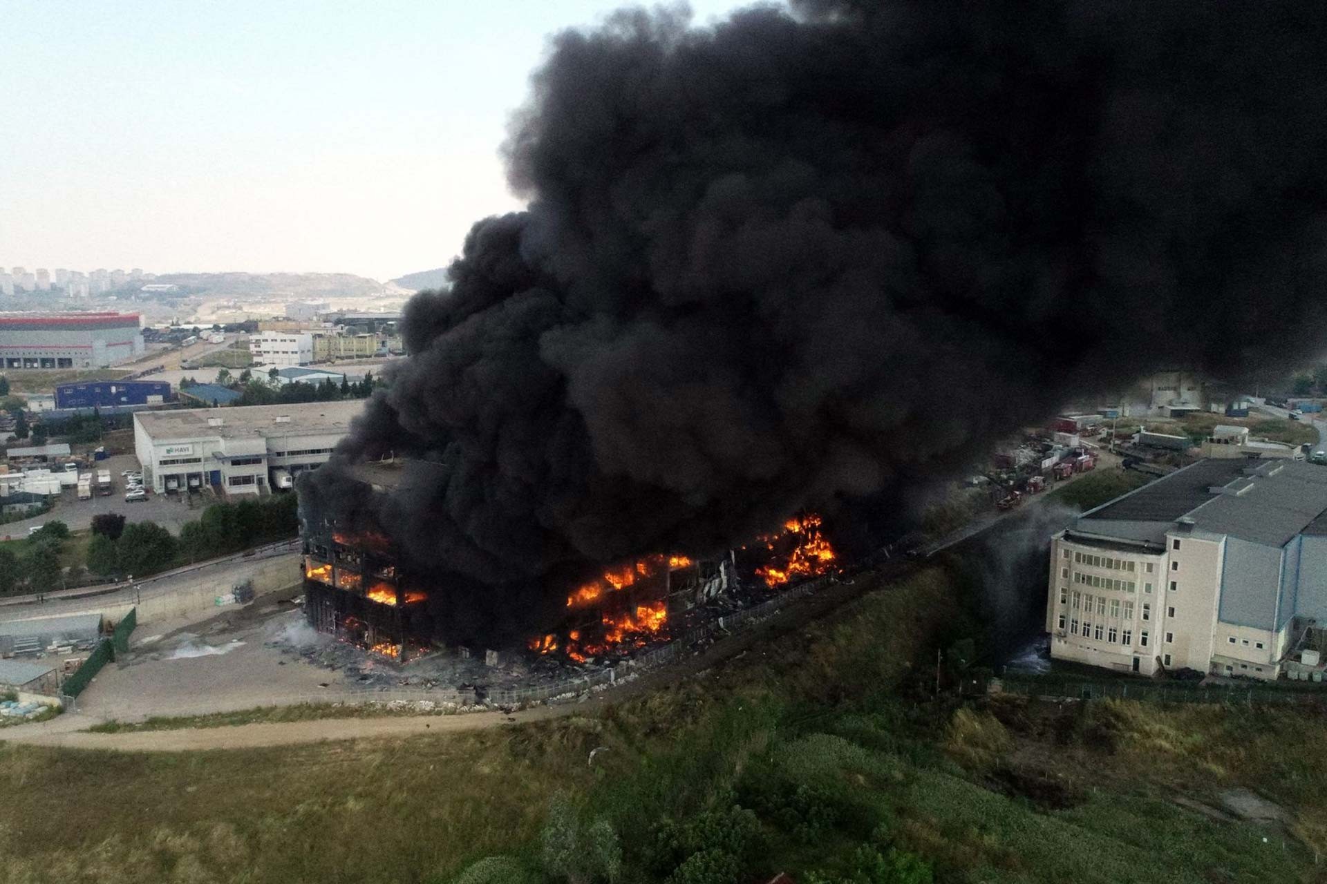 Yangın sonrası Akpınar Tekstil fabrikası kullanılamaz hale geldi. Son bir yılda 200’e yakın fabrika yandı.