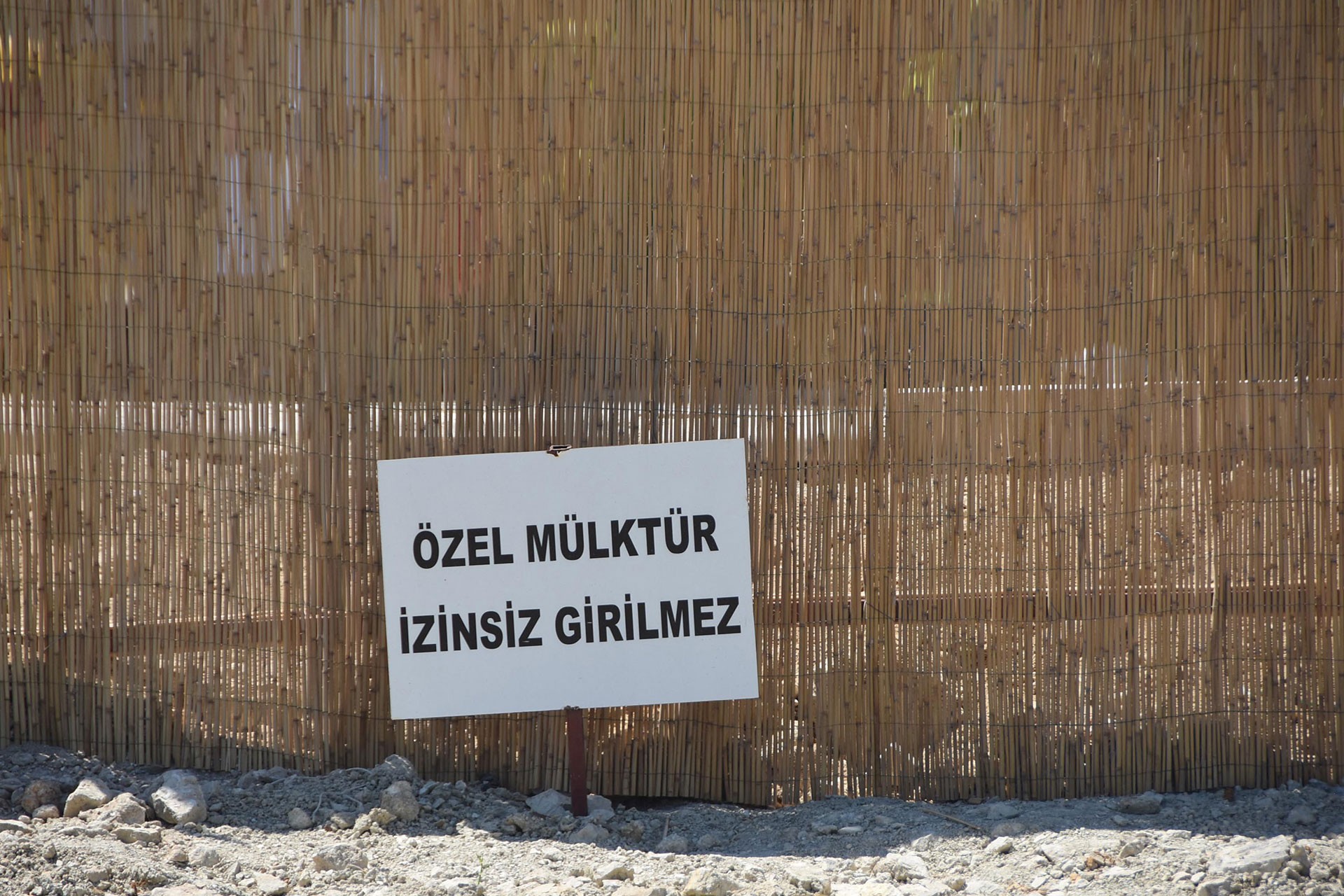 Çeşme Azmak Koyu'nda daha önce halkın ücretsiz olarak kullandığı plajın bir şirket tarafından kapatılarak ücretli hale getirilmesi protesto edildi.