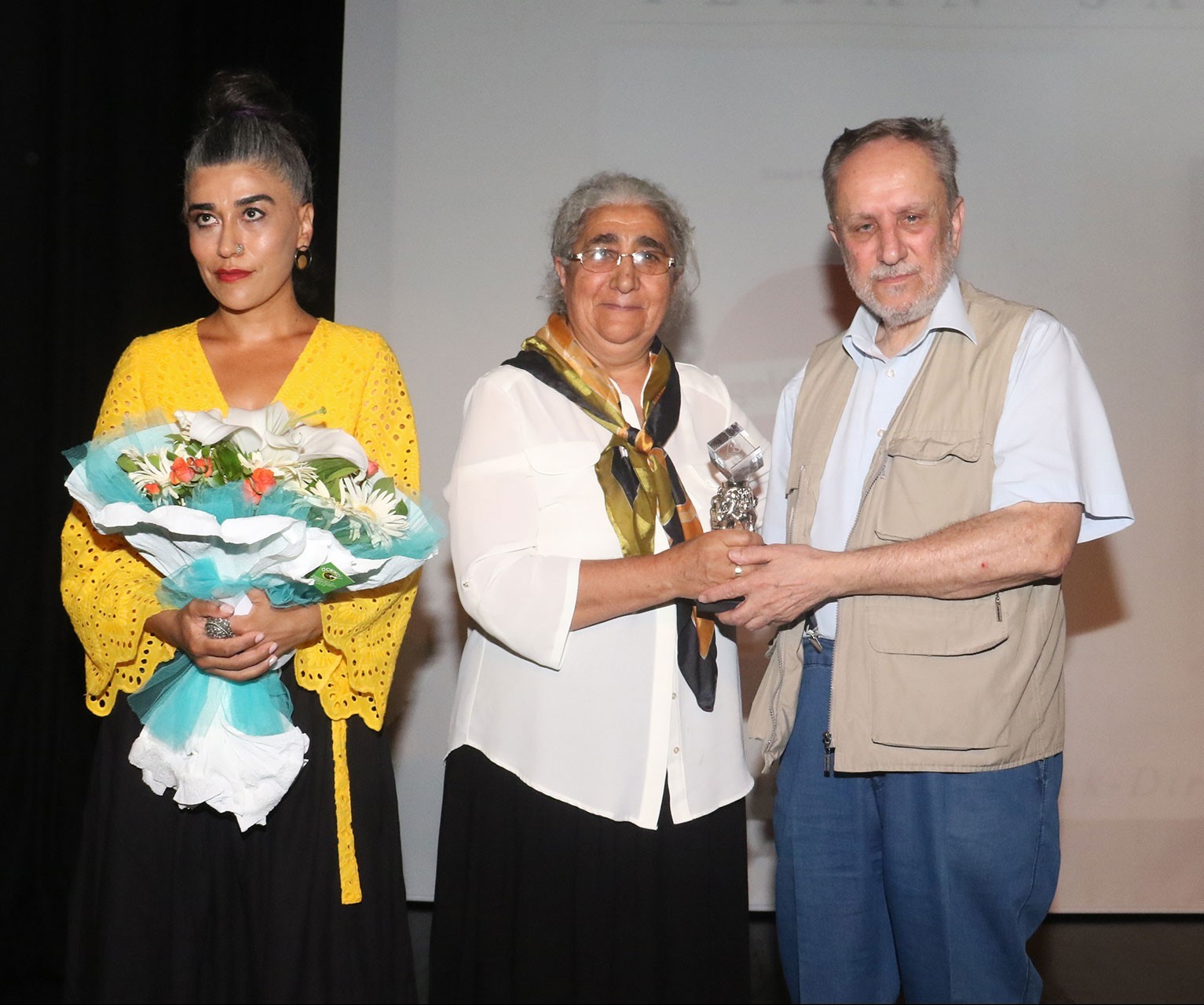 Sennur Sezer Ödüllerinde şiir dalında birinci olan İlhan Sami Çomak’ın kardeşi Suna Çomak ve annesi Zeytun Çomak aldı