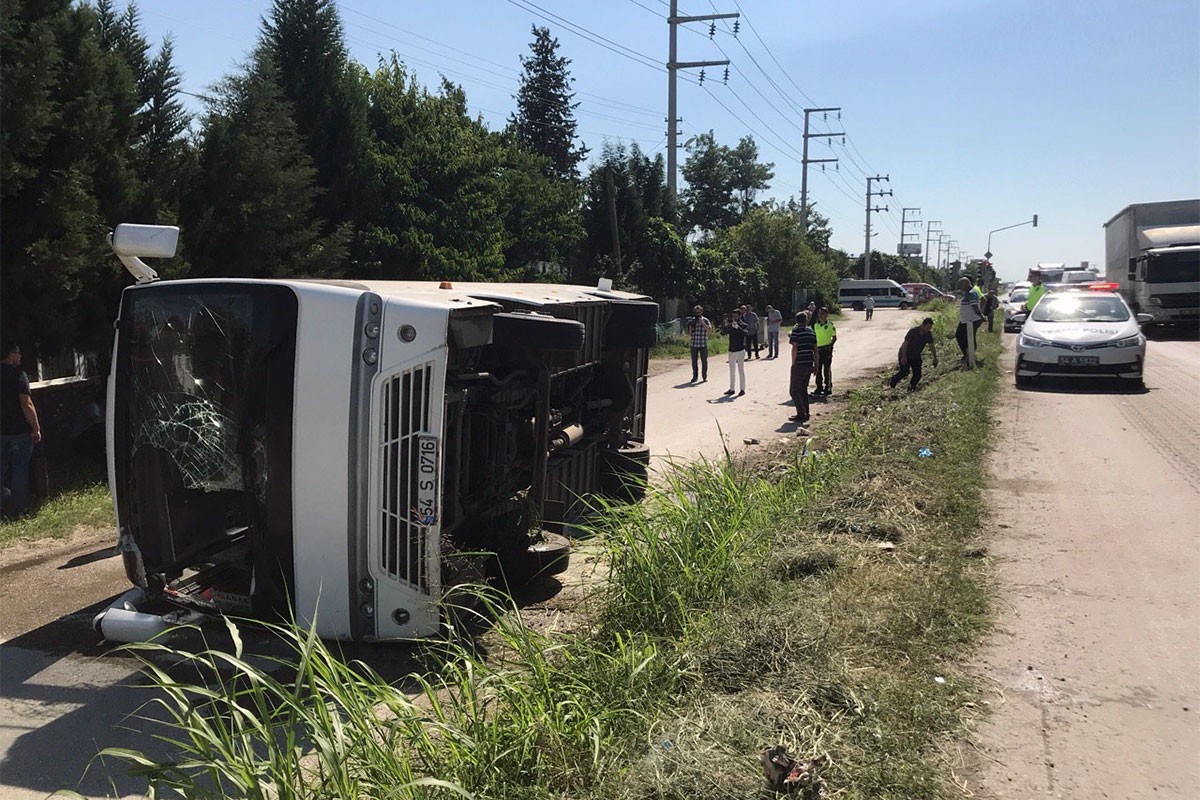 Sakarya'da işçi servisi devrildi: 4 yaralı