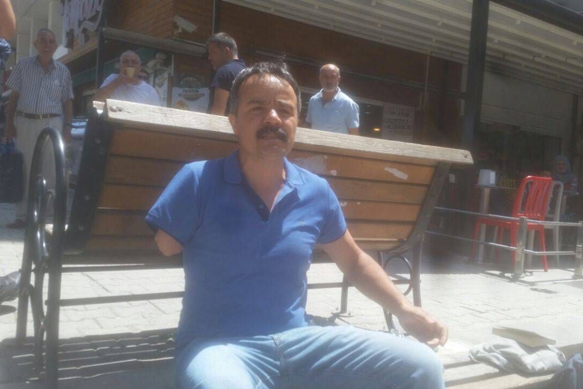 Veli Saçılık, protesto için banka oturdu, gözaltına alını para cezası verildi