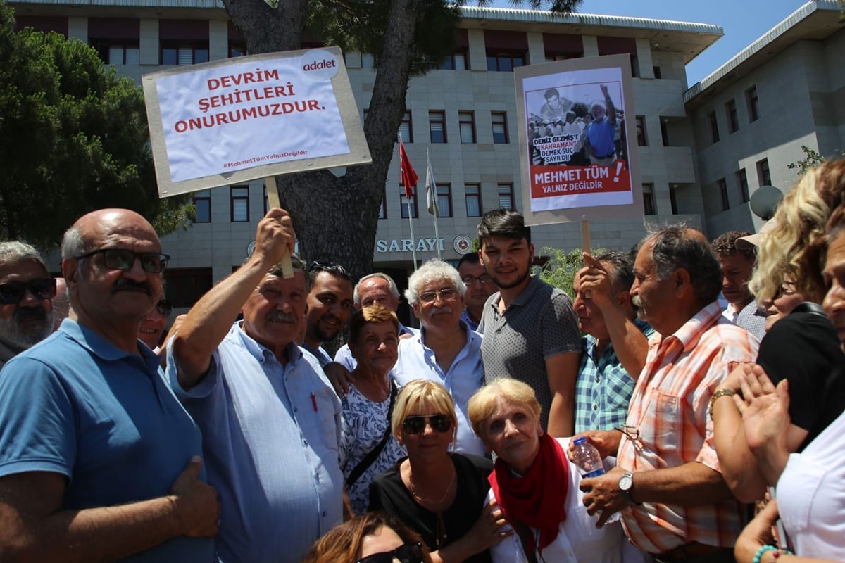 Deniz Gezmiş'i övdüğü için yargılanan CHP'li Mehmet Tüm hakim karşısına çıktı