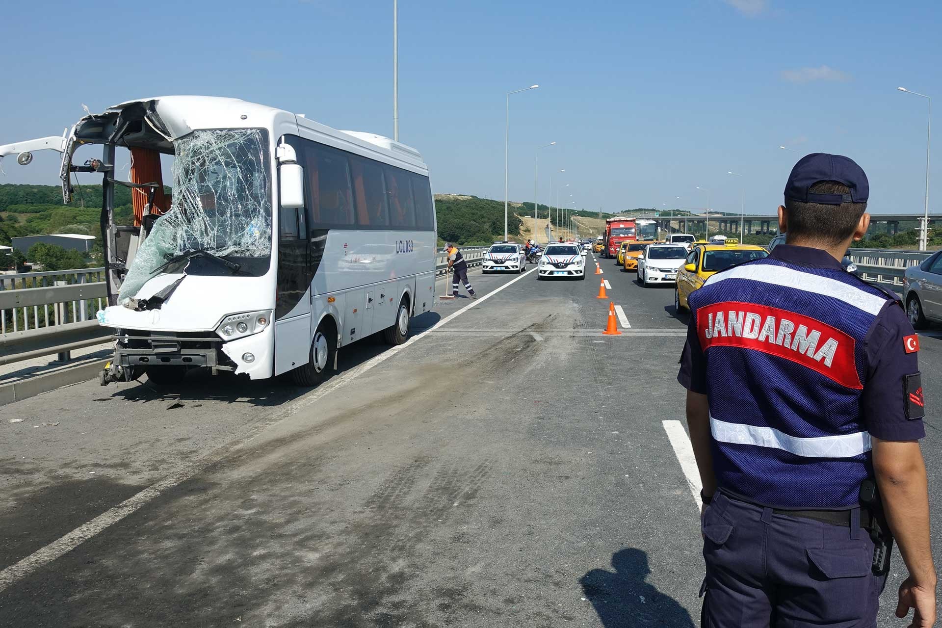 İstanbul Havalimanına personel taşıyan araçla otobüs çarpıştı: 12 yaralı