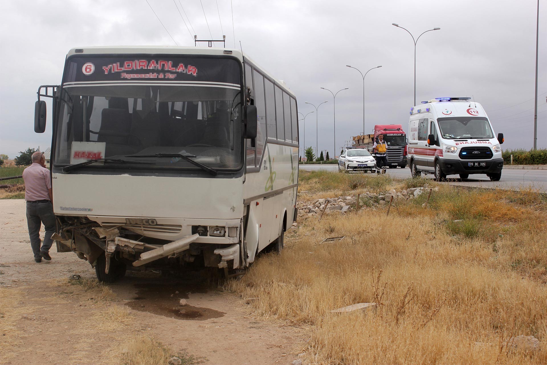 Kadın işçileri taşıyan servis midibüsü şarampole indi: 16 işçi yaralandı