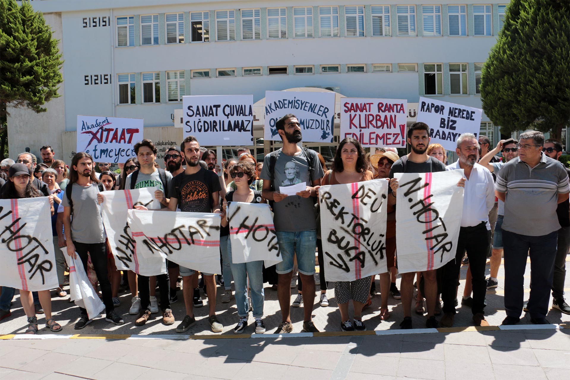 "Fakültemiz taşınmasın" diyen DEÜ GSF öğrencilerine soruşturma açıldı