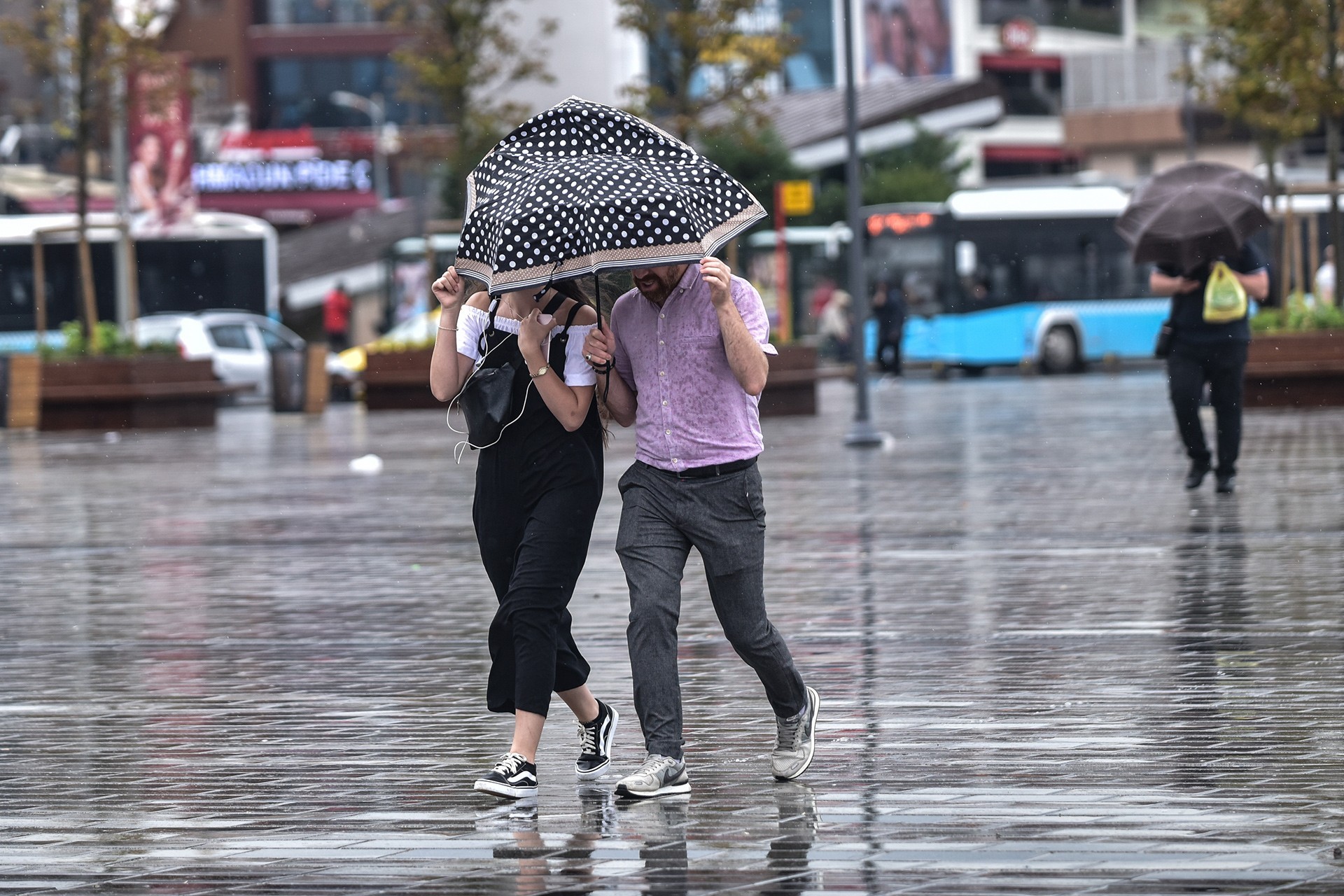 İstanbul’a sağanak geliyor, sıcaklık düşüyor (16 Ekim 2020)