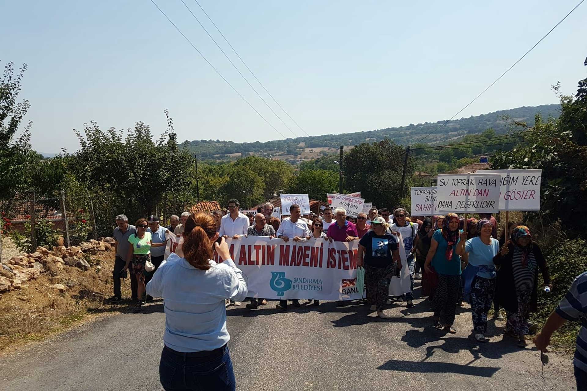 Orhanlar köyünde maden ocağına karşı yürüyüş düzenlendi