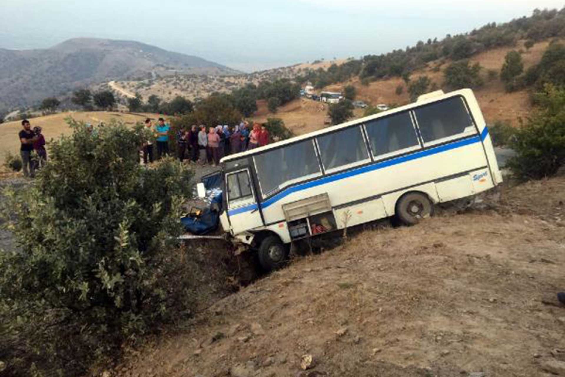 Üzüm işçilerinin midibüsü devrildi: 23 yaralı 