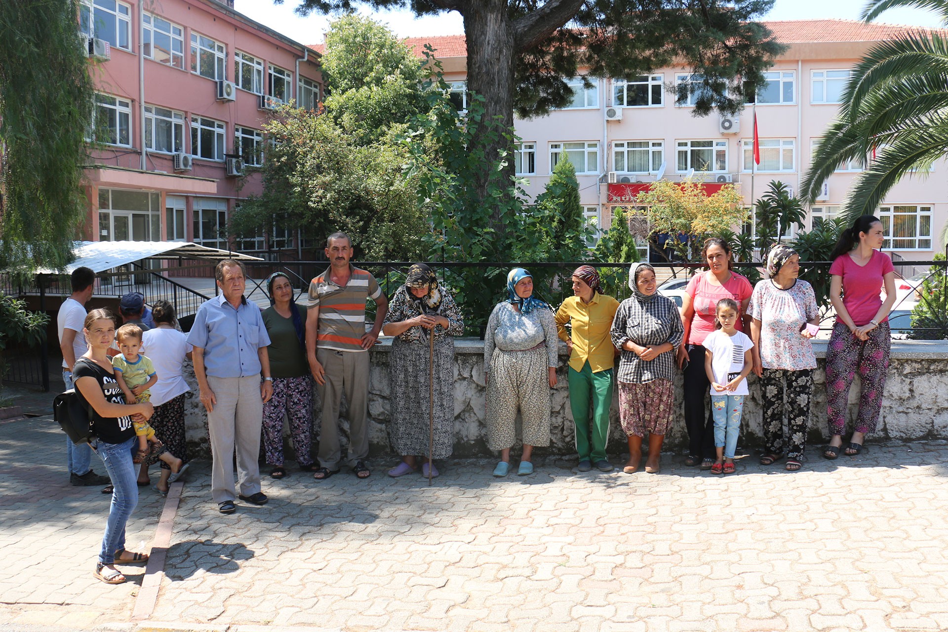 Mahalleliler Kaymakam'la görüşmek üzere Kaymakamlık binasına gitti.